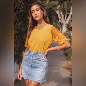 Lulu’s yellow floral embroidered short sleeve top, size small (NEVER WORN)